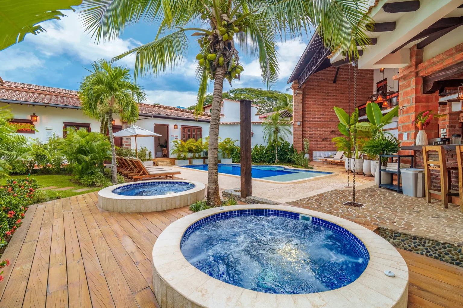 Piscina y descanso en Casa Linaje